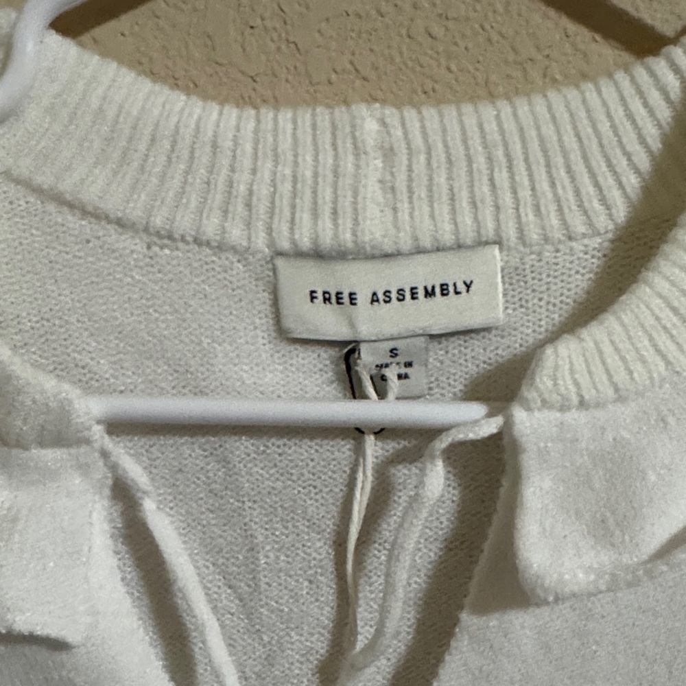 White Ruffled Collar Sweater - Picture 4 of 5